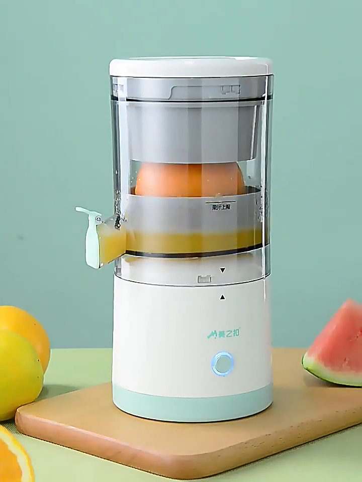 【sg ready stock】Wireless slow electric Juicer Convenient juicer usb charging blender watermelon lemon apple orange juice press 水果榨汁机
