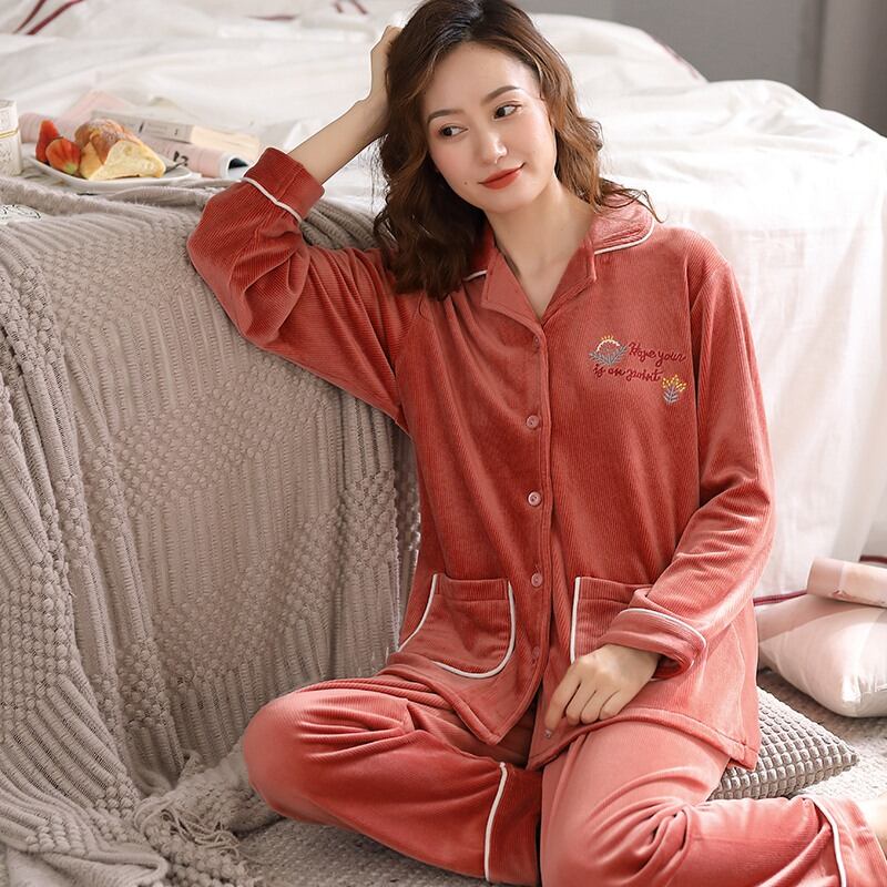 Pajamas Women's Autumn and Winter Coral Fleece Thin Cardigan Middle-Aged Mom Warm Loungewear Winter Island Velvet Suit