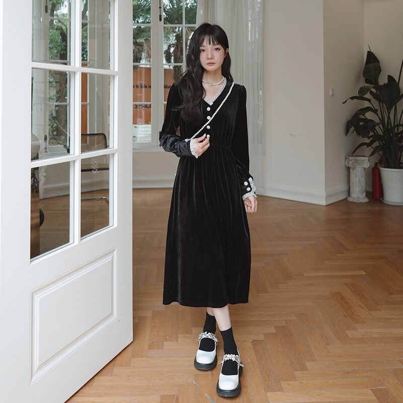 Black Retro High end Hepburn Style Dress Women's Fall 2023 V-neck Lace Temperament Waist Hugging Slimming Skirts