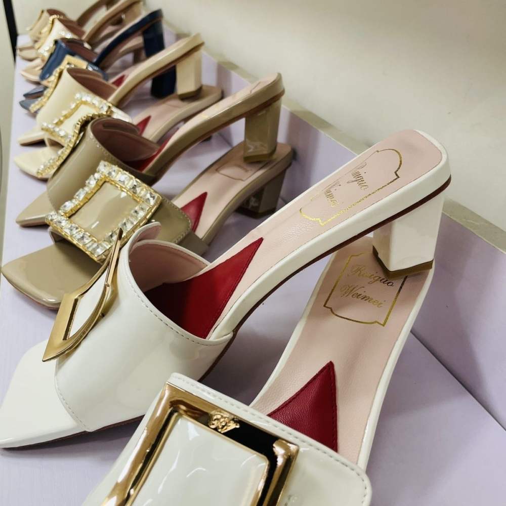 2022 Summer Roger vivierˉNew Fashion Women's Shoes Coarse Heel Slippers High Heel Diamond Button Women's Shoes